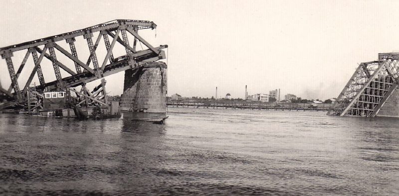 Разрушенный немецкой бомбой мост через Днепр. 21 июля 1941 г.