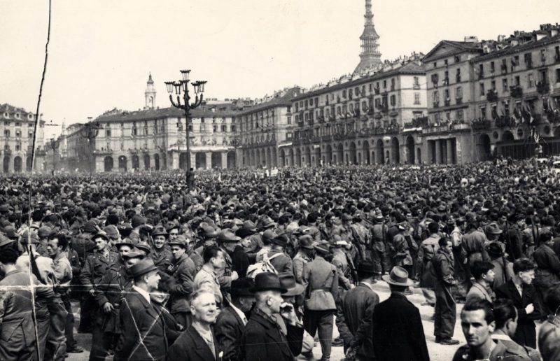 Парад освобождения на площади Витторио Венето. Турин, 6 мая 1945 года.