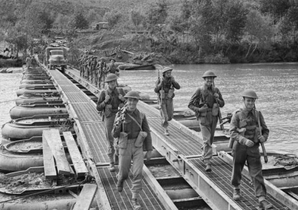 Войска пересекают понтонный мост через реку Вольтурно, 15 октября 1943 г.