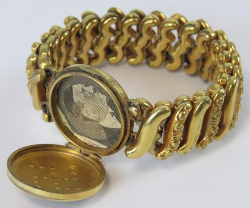 Позолоченный браслет со свастикой, принадлежащий жене Германа Геринга (Эмми Геринг), с гравировкой датированной 1938 годом.