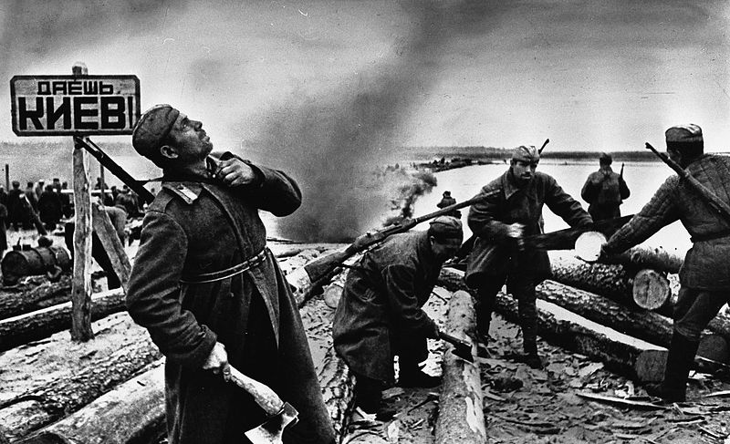 Советские саперы готовят плоты к переправе через Днепр. 