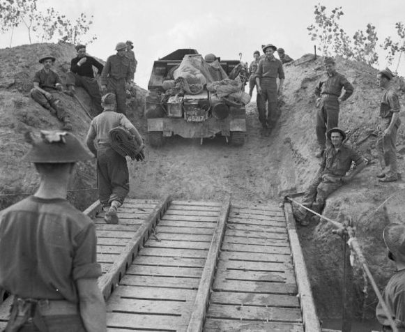 Войска пересекают понтонный мост через реку Вольтурно, 15 октября 1943 г.