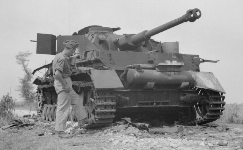 Немецкий подбитый танк.
