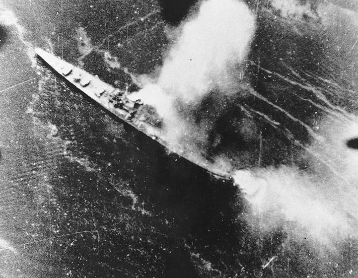 Японский крейсер «Тикума» под атакой. 