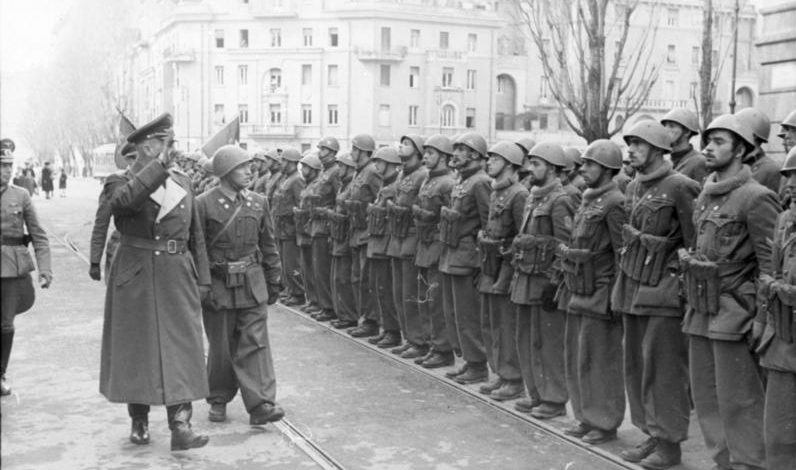 Генерал Люфтваффе Курт Мельцер осматривает войска 10-й МАС. Рим, март 1944 г.