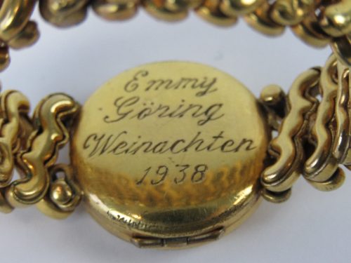 Позолоченный браслет со свастикой, принадлежащий жене Германа Геринга (Эмми Геринг), с гравировкой датированной 1938 годом.