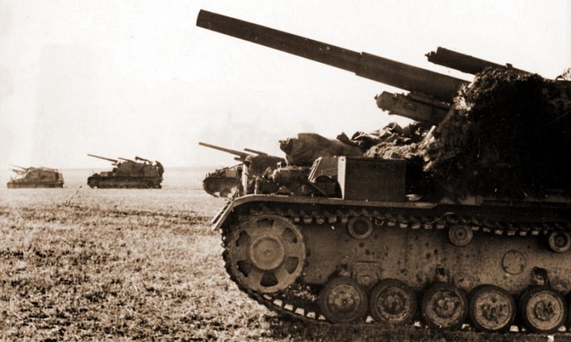 Немецкие САУ «Хуммель» на открытой огневой позиции.