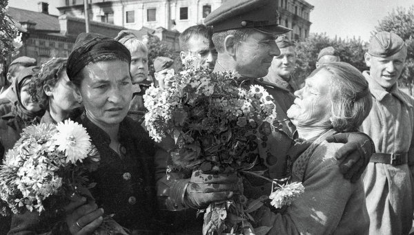 Жители Брянска встречают освободителей.