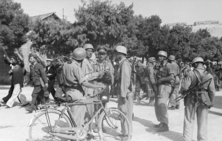 Десантники 2-й дивизии десантников с пленными итальянскими солдатами к югу от Рима.