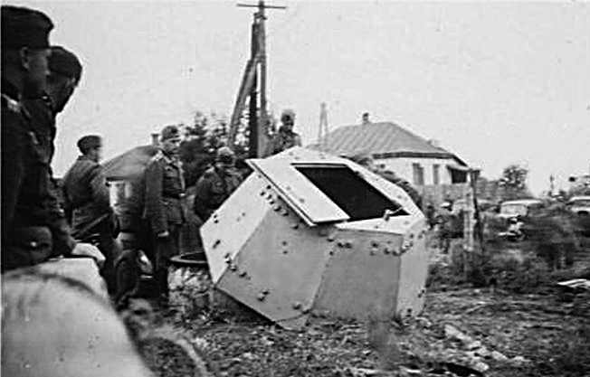 Взорванный бронеколпак обороны Крюковского моста. 9 августа 1941 г.