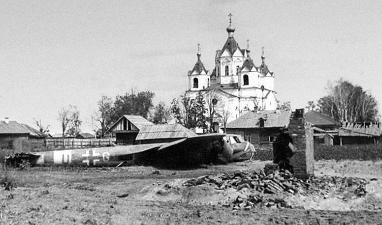 Сбитый немецкий бомбардировщик Дорнье Do.17Z у церкви Успения Пресвятой Богородицы. Июль 1941 г. 