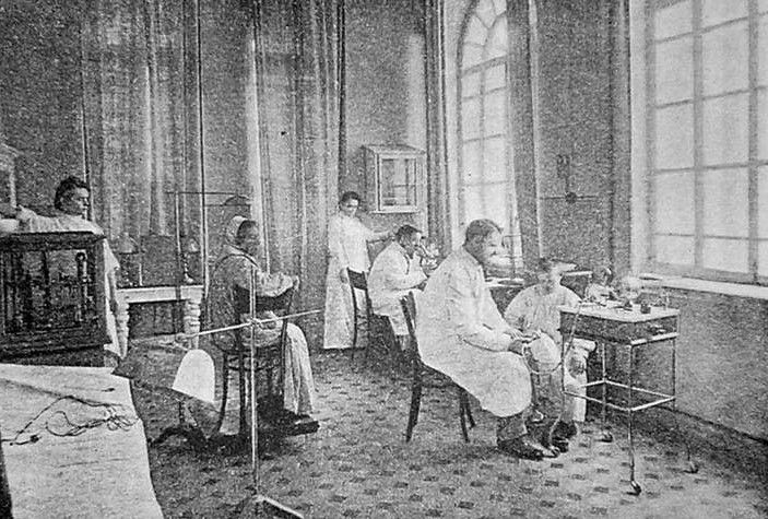 Одно из помещений венерологической лечебницы в начале ХХ века.