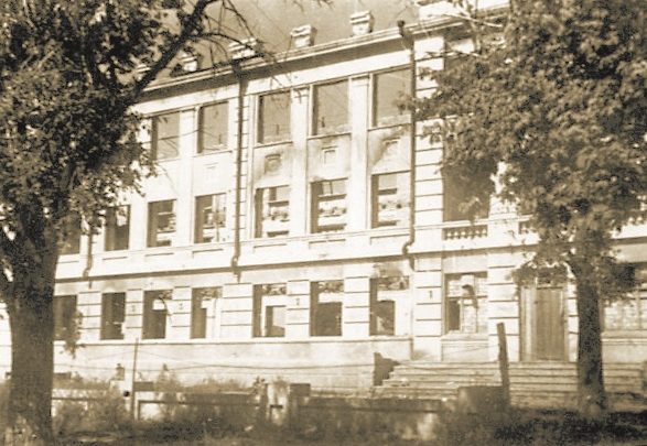 Советский эвакогоспиталь, разместившийся в школе. Лето 1941 г. 