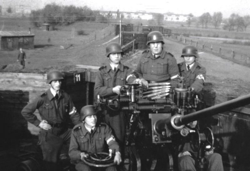 Члены Гитлерюгенд – помощники военнослужащих ПВО. 1944 г.