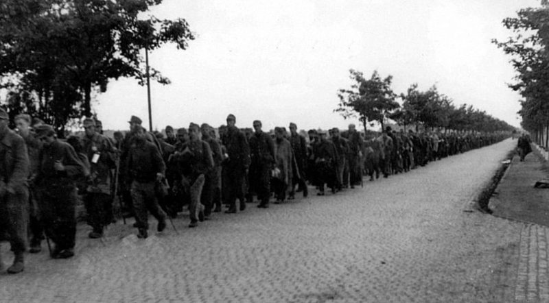 Вывод пленных из города после капитуляции. Май 1945 г.