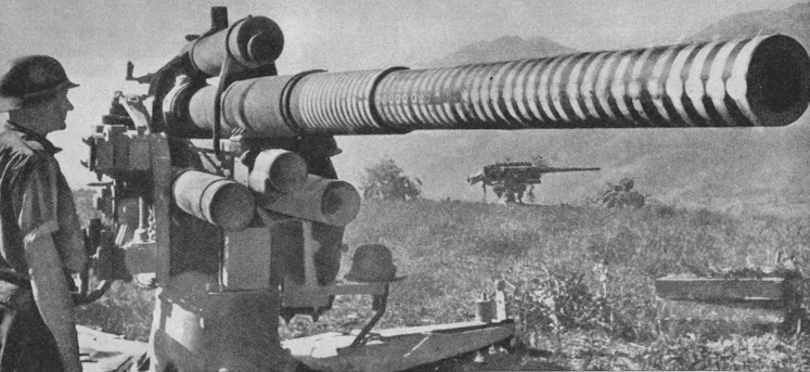 Батарея 88-мм немецких орудий, использовавшихся для борьбы с танками и десантными судами Союзников. 