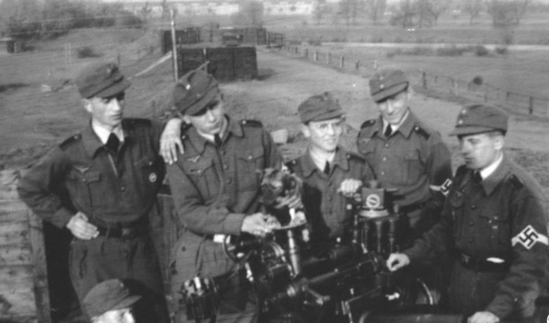 Члены Гитлерюгенд – помощники военнослужащих ПВО. 1944 г.