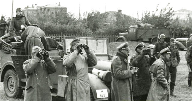 Подразделение дивизии СС Лейбштандарт Адольф Гитлер на въезде в Мариуполь. Октябрь 1941 г.