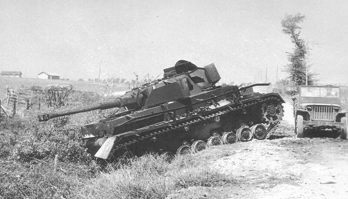 Подбитый немецкий танк в Салерно.