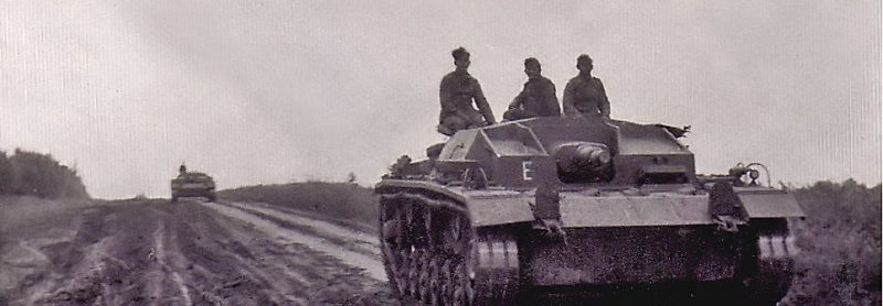 Штурмовые орудия «Штуг-ІІІ Е» двигаются к переправе у х. Воровского. 2 сентября 1941 г.