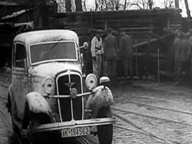 Строительство баррикады на улице города. Январь 1945 г.