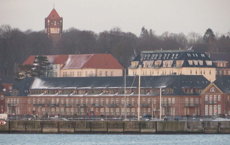 Два белых здания на втором плане – бывшая школа торпедистов в Тирпице.