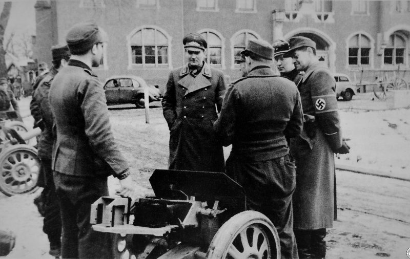 Гауляйтер Карл Август Ханке с военнослужащими ПВО. Январь 1945 г.