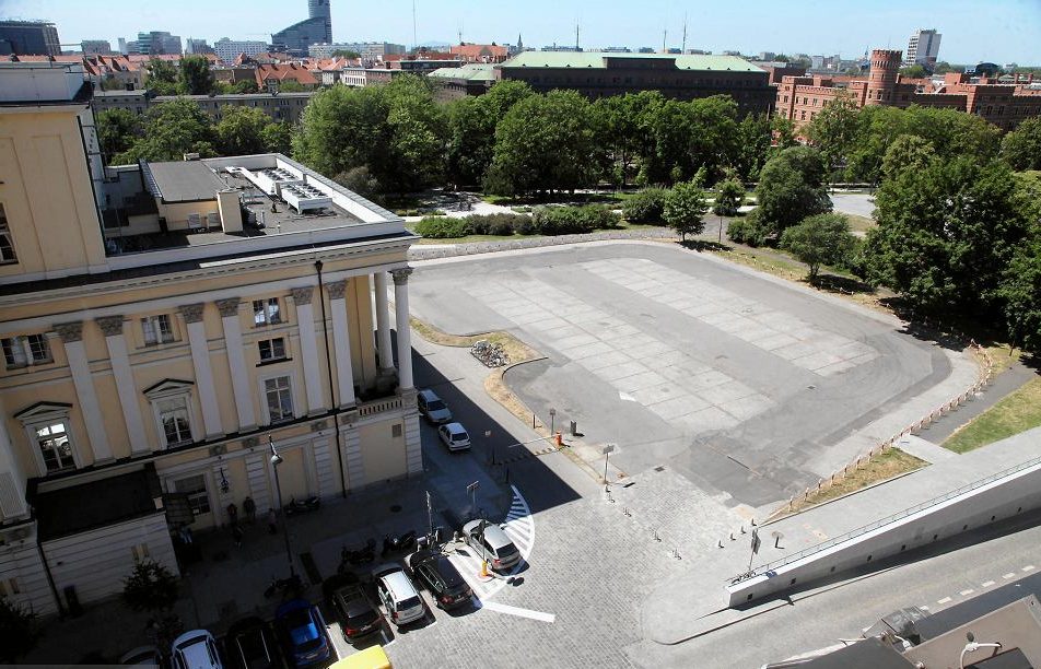 Здание оперного театра Вроцлава и площадь у него.