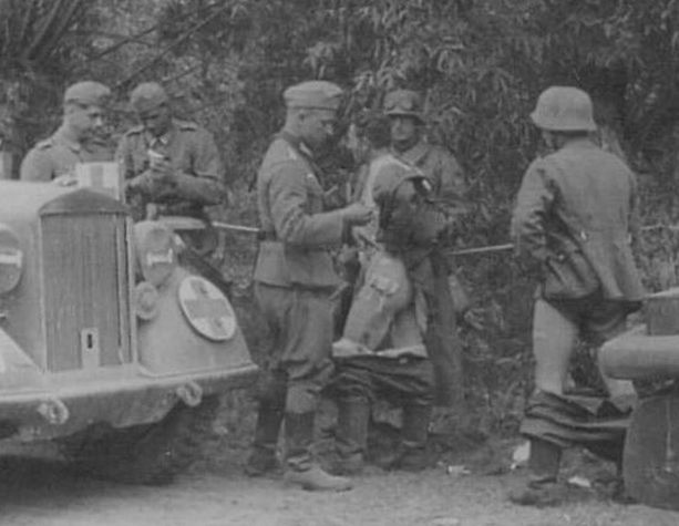Немецкие санитары проверяют солдат Вермахта на «стыдные» болезни почти на ходу. 