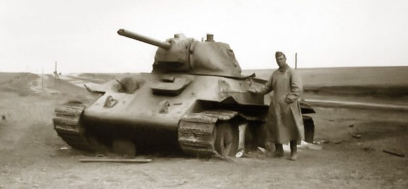 Побитые советские танки Т-34 на окраине города. Сентябрь 1941 г.