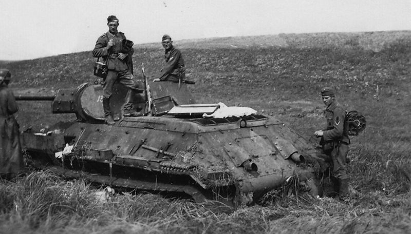 Побитые советские танки Т-34 на окраине города. Сентябрь 1941 г.