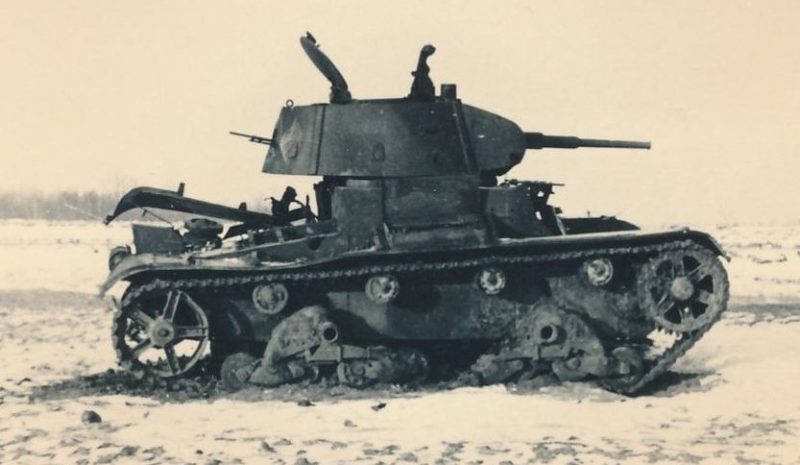 Подбитый танк Т-26 неподалеку Глухова. Сентябрь 1941 г.
