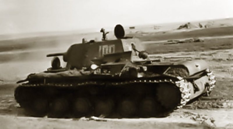 Подбитый советский танк КВ-1 под Глуховым и его подрыв немцами. Сентябрь 1941 г.