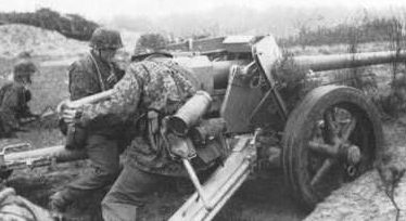Немецкие артиллеристы. Февраль 1945 г.