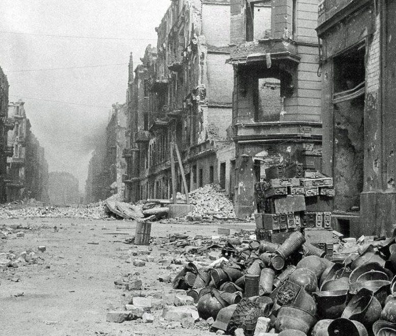 Улицы Бреслау после капитуляции города. 