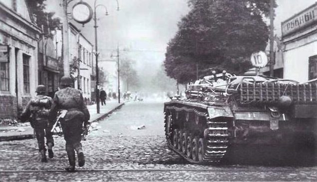 Немецкие войска входят в город. 8 октября 1941 г. 