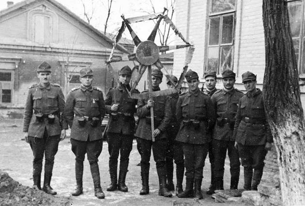 Румынские солдаты встречают Новый год. 1943 г.