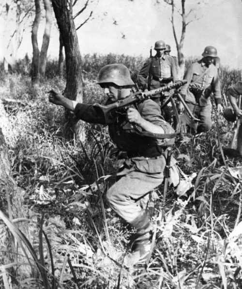Немецкие солдаты преодолевают заболоченную протоку возле Днепра. Сентябрь 1941 г.