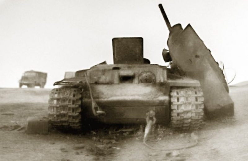 Подбитый советский танк КВ-1 под Глуховым и его подрыв немцами. Сентябрь 1941 г.