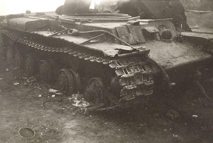 Подбитый советский танк КВ-1 под Глуховым и его подрыв немцами. Сентябрь 1941 г. 