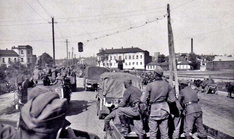 Немецкие войска входят в город. 9 сентября 1941 г.