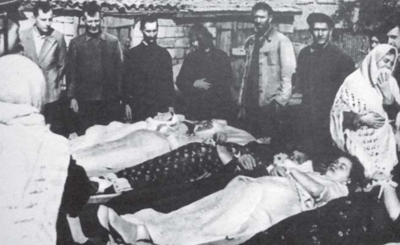 Похороны семьи Шевцовых, расстрелянной немцами 17 сентября 1943 г.