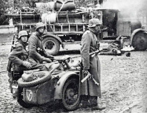 Немецкие войска входят в город. 8 октября 1941 г. 