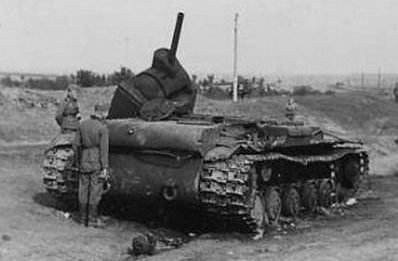 Подбитый советский танк КВ-1 под Глуховым и его подрыв немцами. Сентябрь 1941 г. 