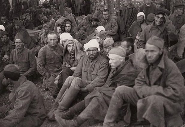Советские военнопленные на сборном пункте города. Улица Тургеневская, август 1941 г. 