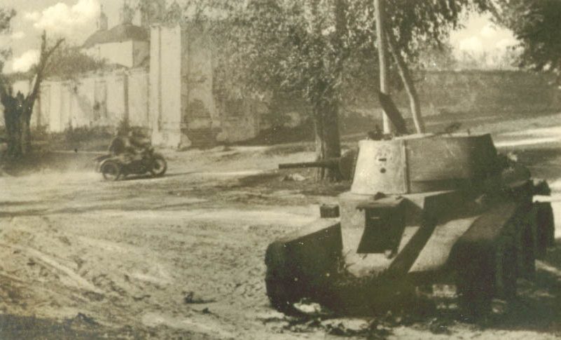Подбитый советский танк у Гамалиевского монастыря. Сентябрь 1941 г.