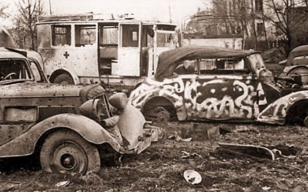Разбитые немецкие автомобили на улице города. Февраль 1945 г.