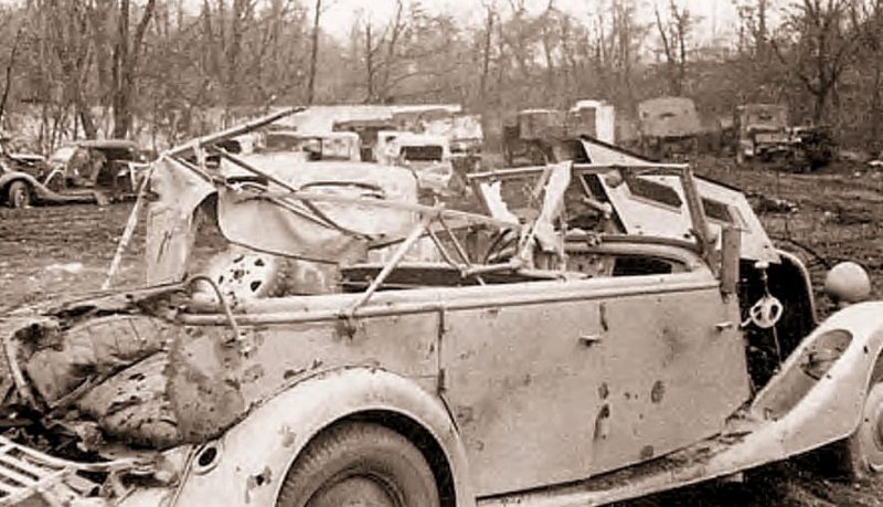 Разбитые немецкие автомобили на улице города. Февраль 1945 г.