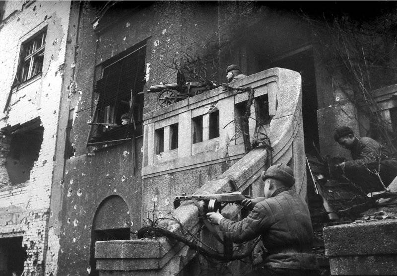 Бойцы 309-й «Пирятинской» стрелковой дивизии в уличных боях за Бреслау. Февраль 1945 г.