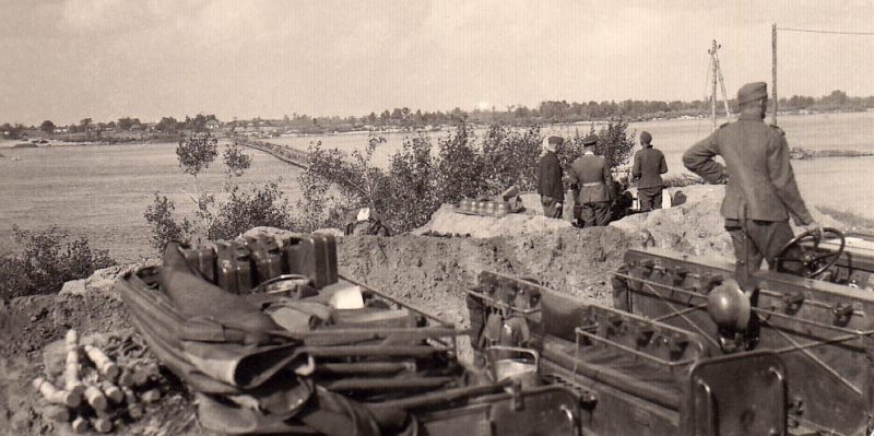 Позиции немецких зенитных орудий на правом берегу Днепра напротив х. Воровского.